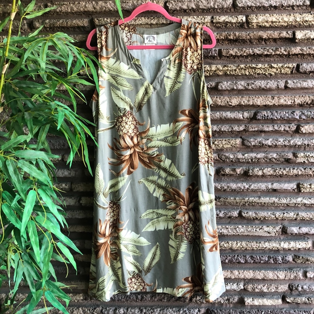 Green Sleeveless V-neck Sundress for Resort Wear